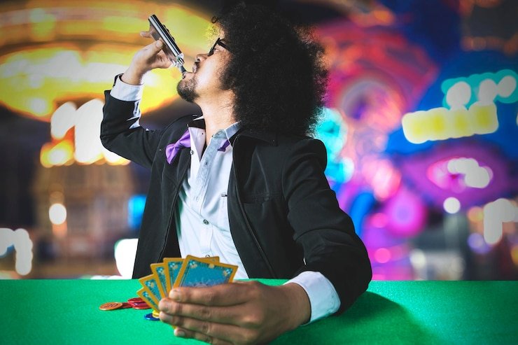 ফোনে লাইভ ক্যাসিনো গাইড পড়ার দৃশ্য